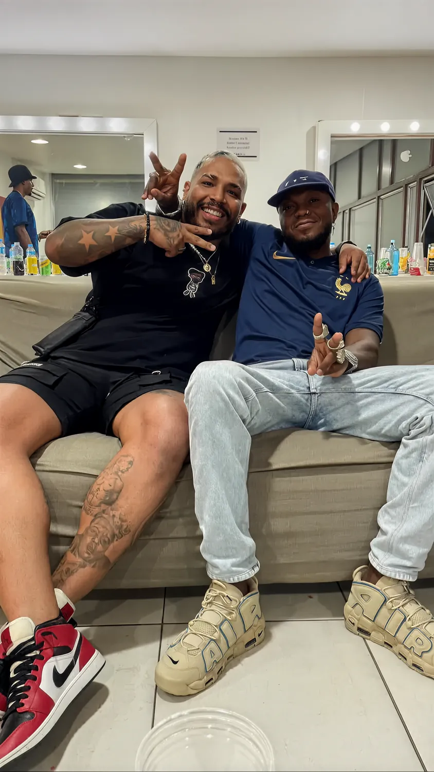 Djonga ao lado de Gabriel Freire nos bastidores de um show
