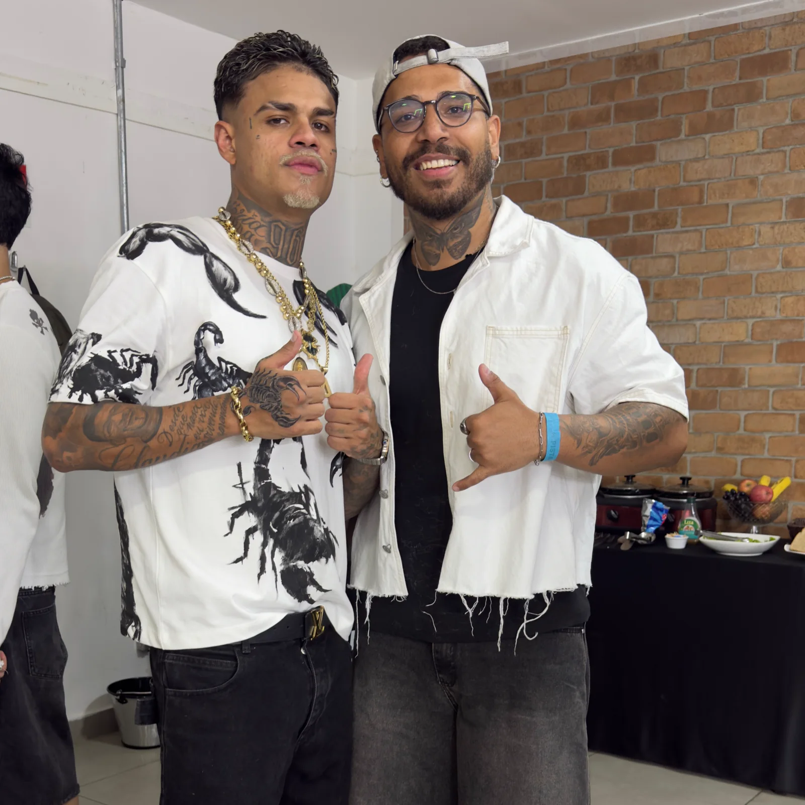 MC Cabelinho e Gabriel Freire lado a lado no estúdio
