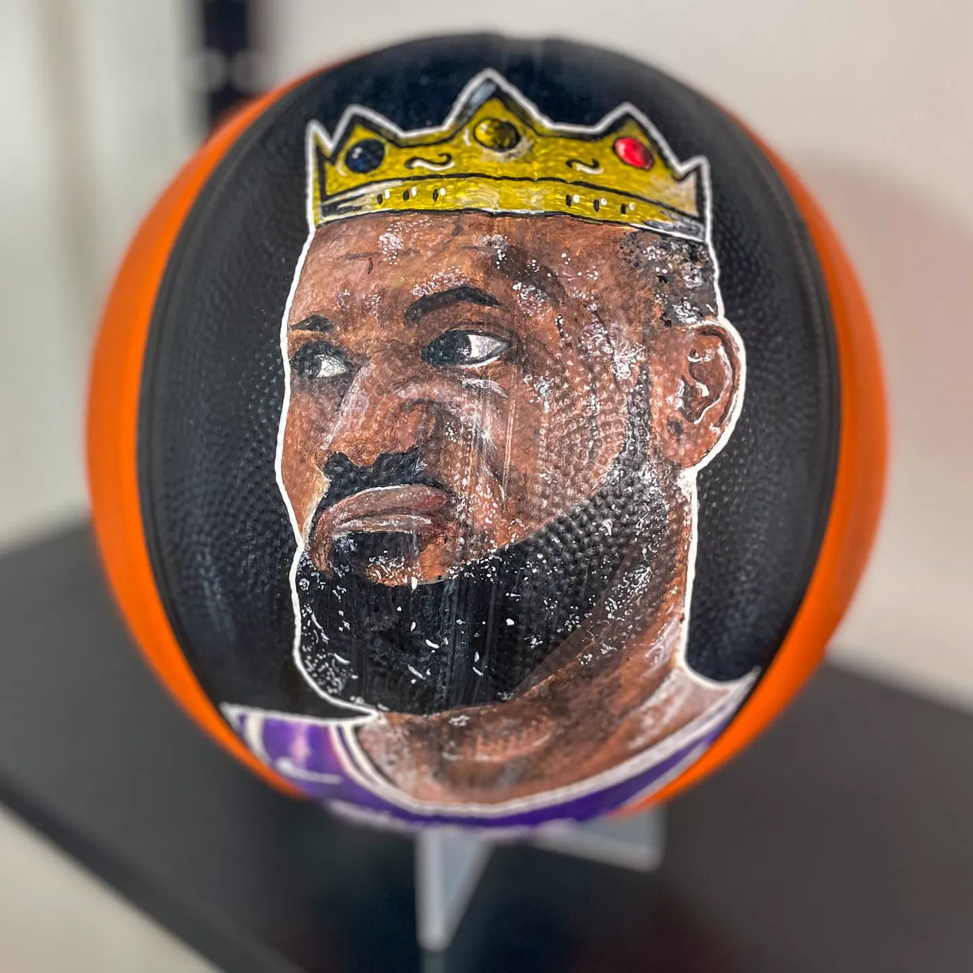 Bola de basquete pintada à mão com o rosto de LeBron James coroado, na camisa dos Lakers