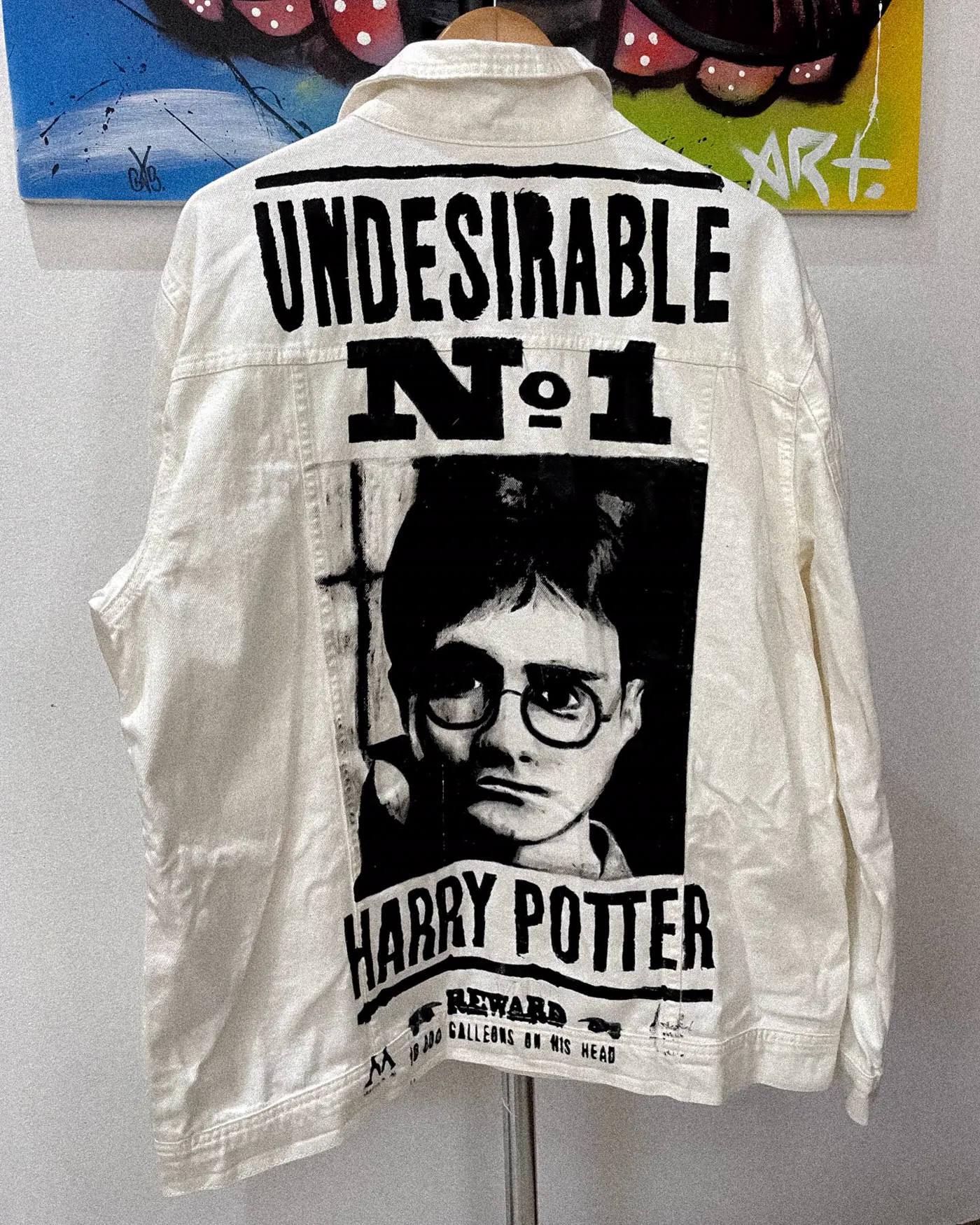 Jaqueta jeans off-white com o cartaz Undesirable No 1 do Harry Potter pintado em preto