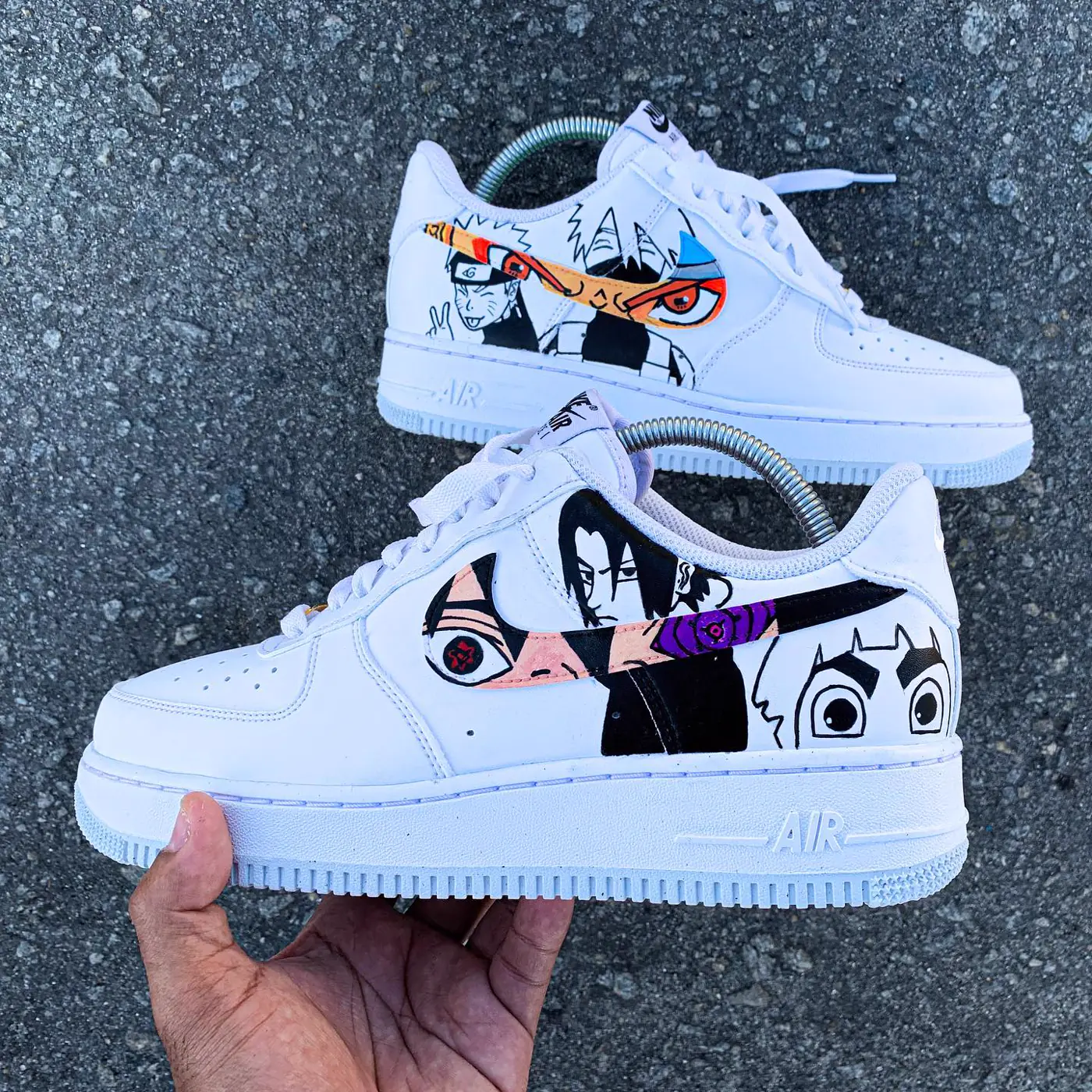 Par de Air Force 1 branco com Naruto, Kakashi e Sasuke desenhados em traço de mangá