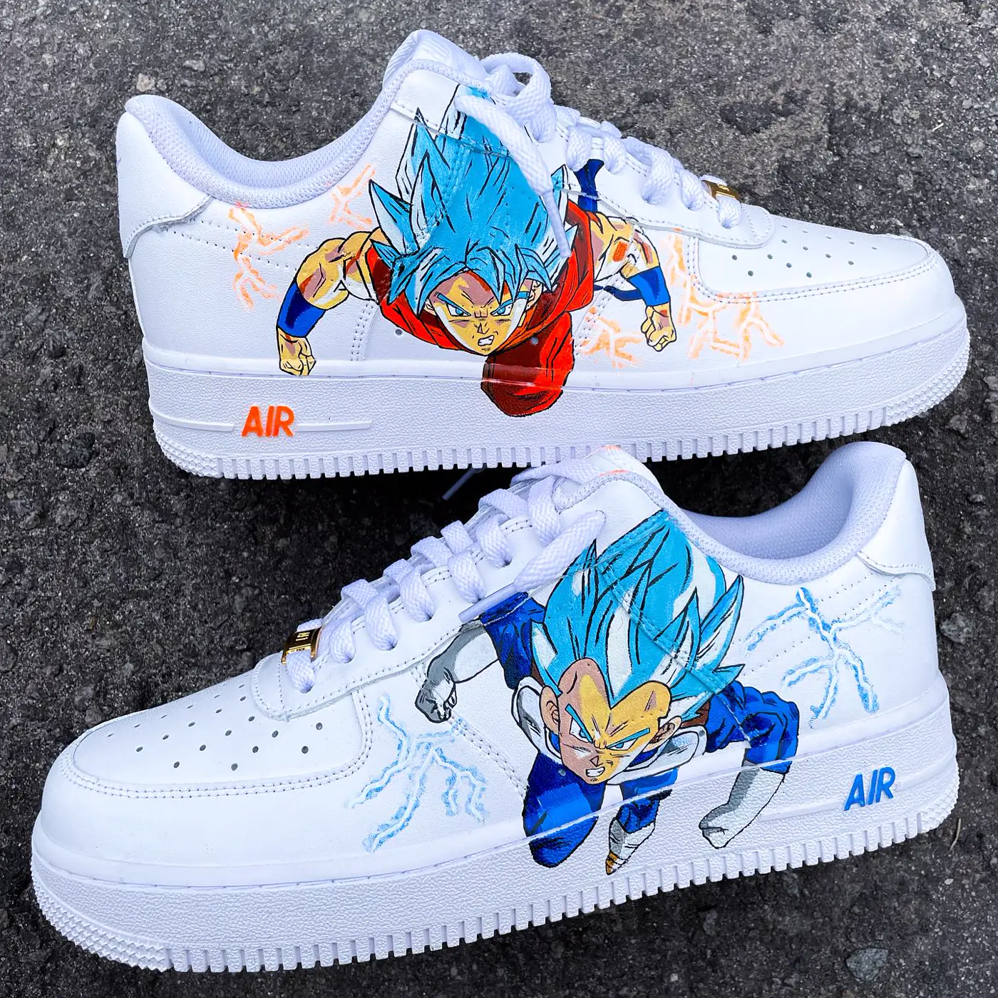 Par de Air Force 1 branco com Goku e Vegeta em super saiyajin, pintados em azul
