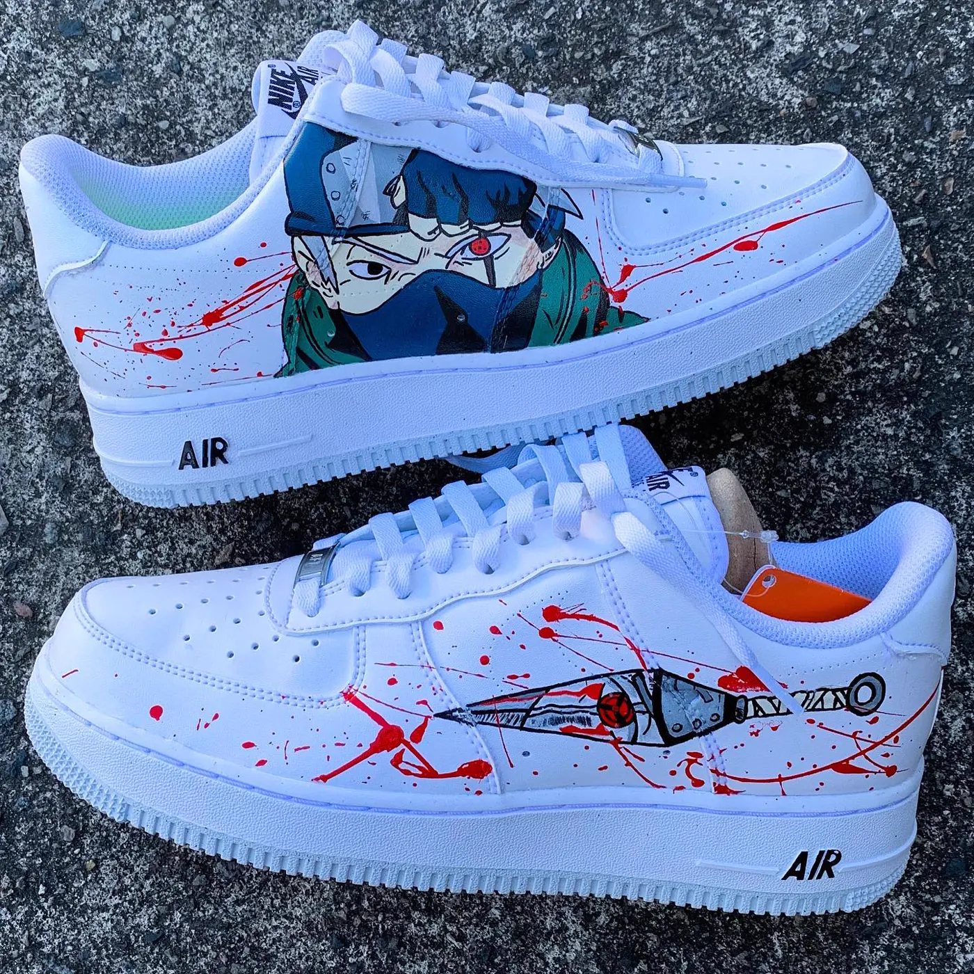Par de Air Force 1 branco com Kakashi de Sharingan à mostra, kunai e respingos de tinta vermelha