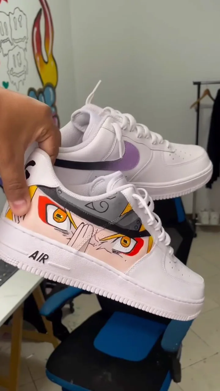 Par de Air Force 1 branco com Naruto em modo sábio, mãos unidas no selo e a bandana da Vila da Folha