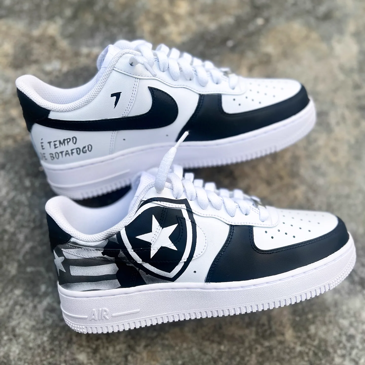 Par de Air Force 1 em preto e branco com a estrela solitária do Botafogo