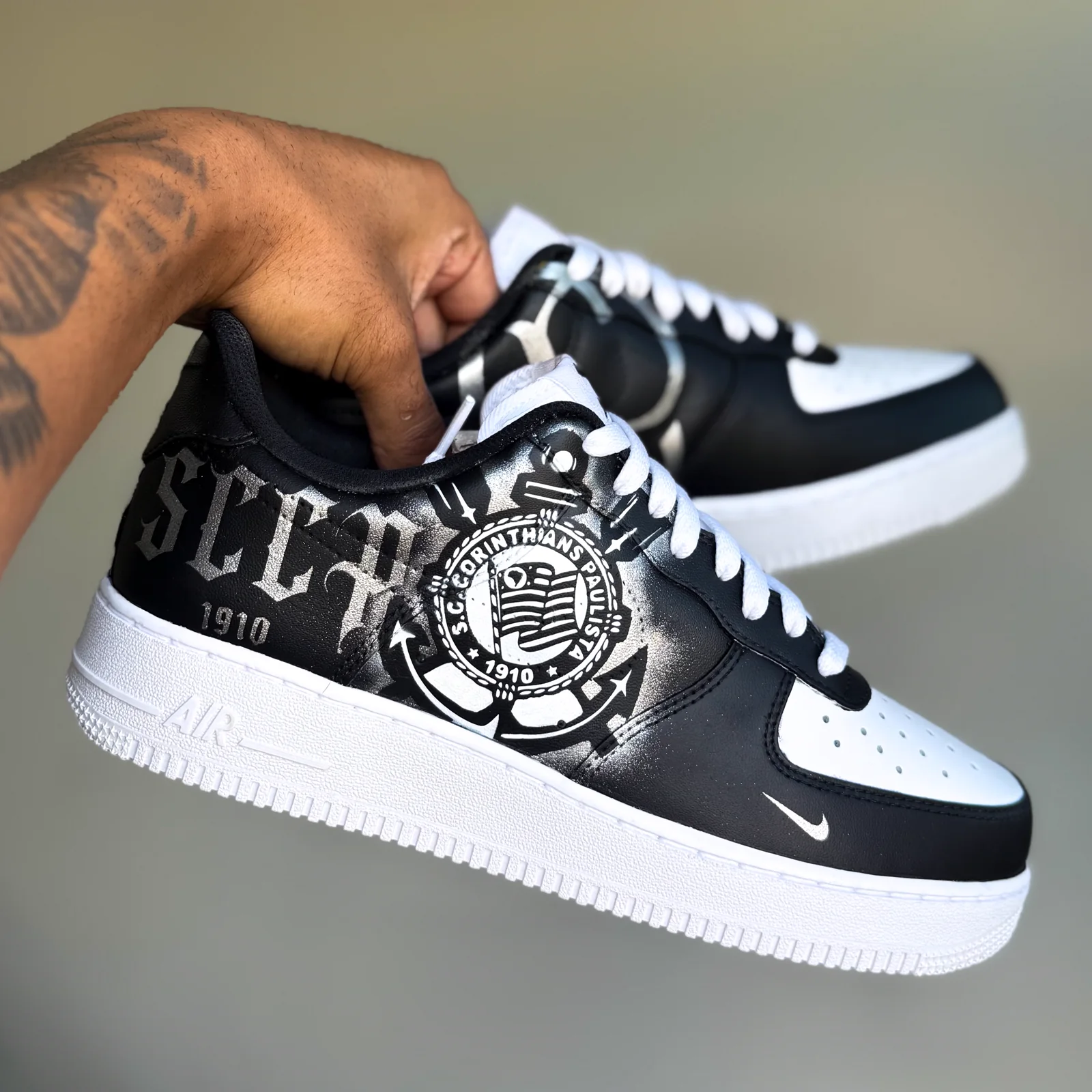 Par de Air Force 1 em preto e branco com o escudo do Corinthians