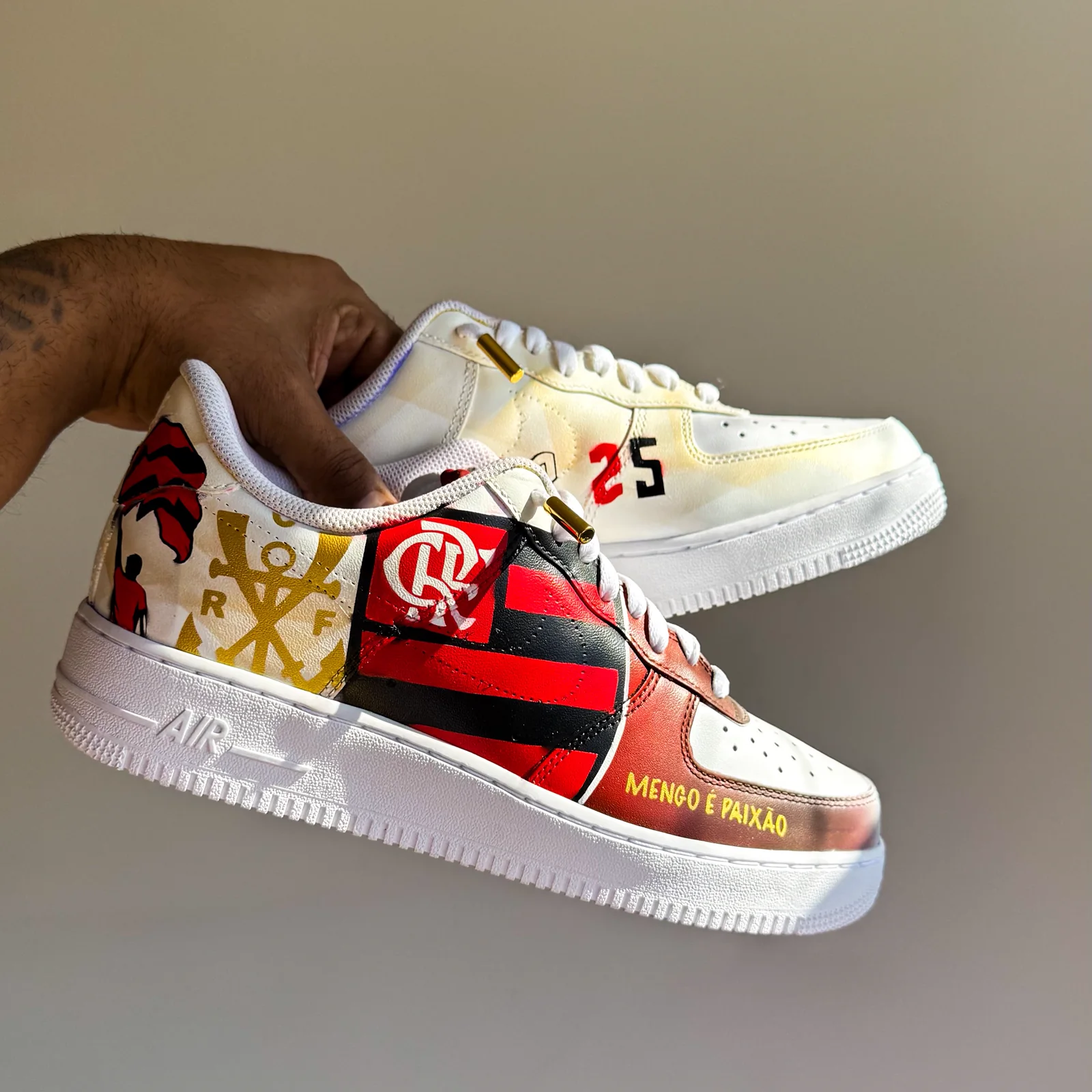Par de Air Force 1 branco pintado com as cores e o escudo do Flamengo e a frase Mengo e Paixão