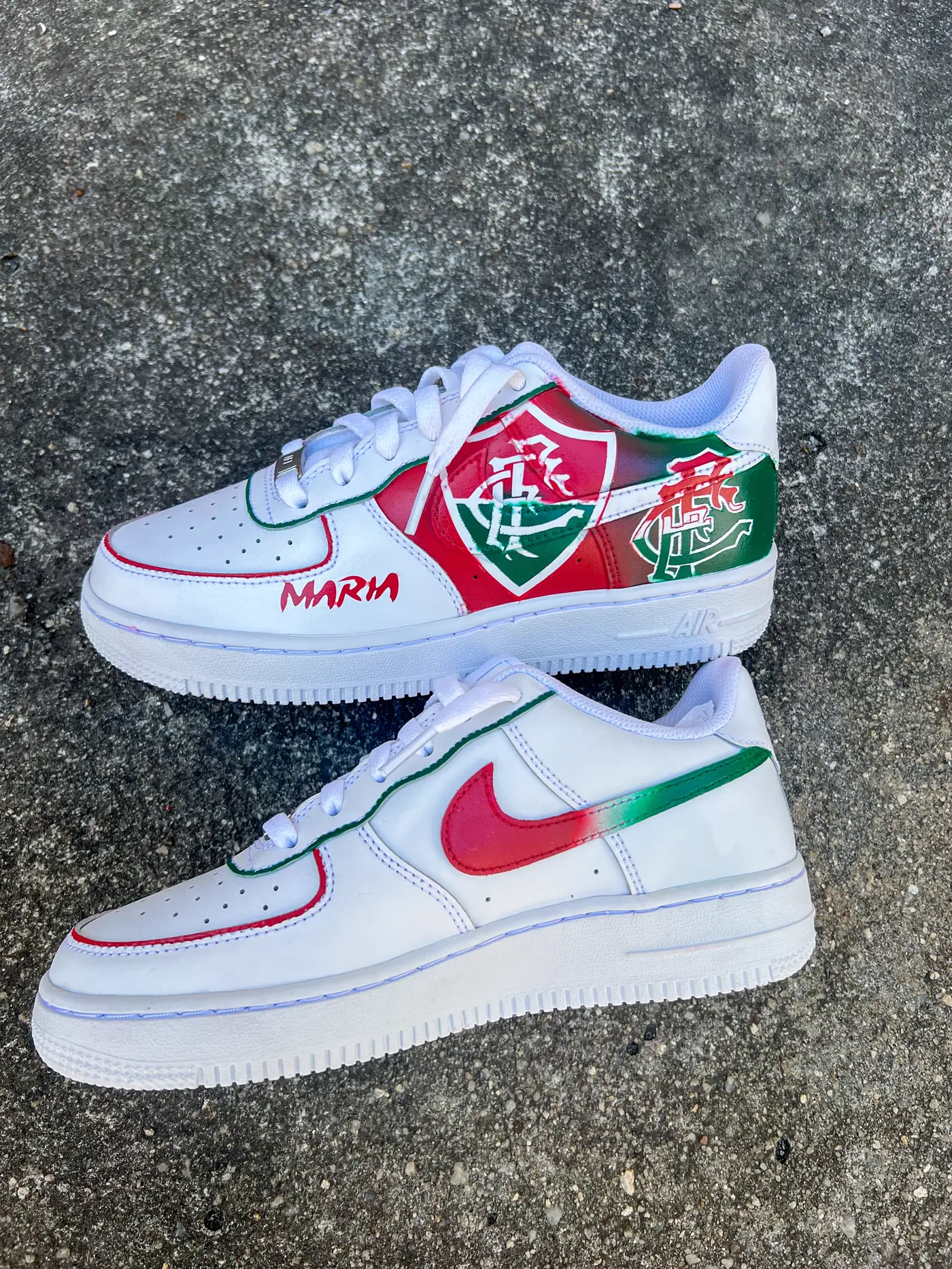 Par de Air Force 1 branco com o grená, o verde e o escudo do Fluminense