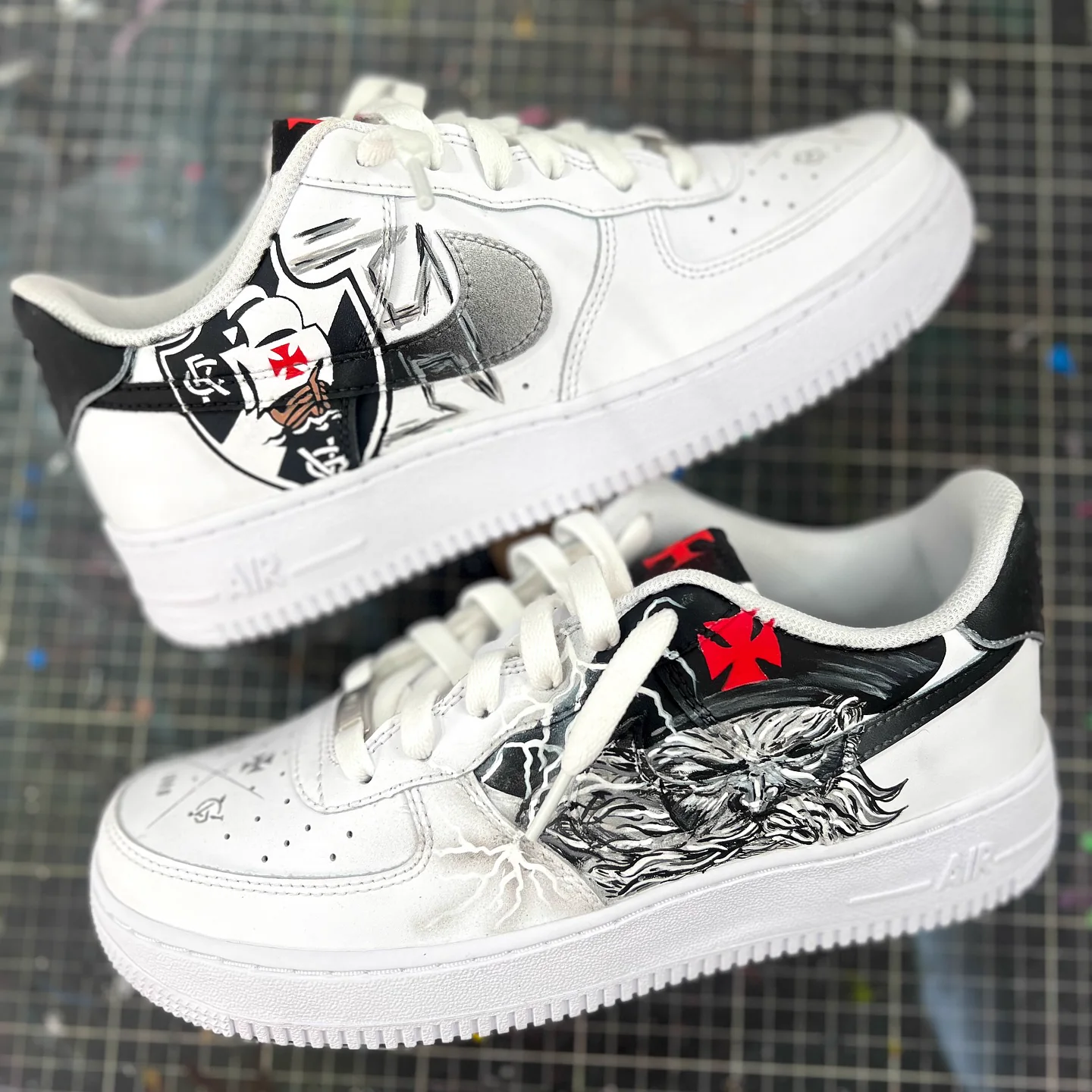 Par de Air Force 1 branco com o almirante, a cruz de malta vermelha e a faixa preta do Vasco da Gama