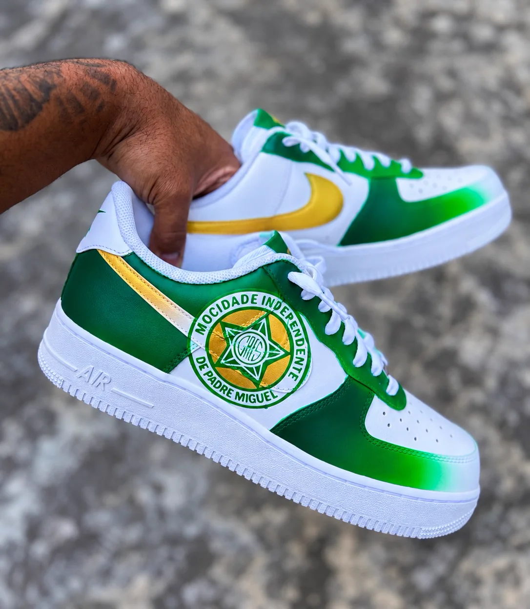 Par de Air Force 1 em verde, branco e dourado com a estrela da Mocidade Independente de Padre Miguel