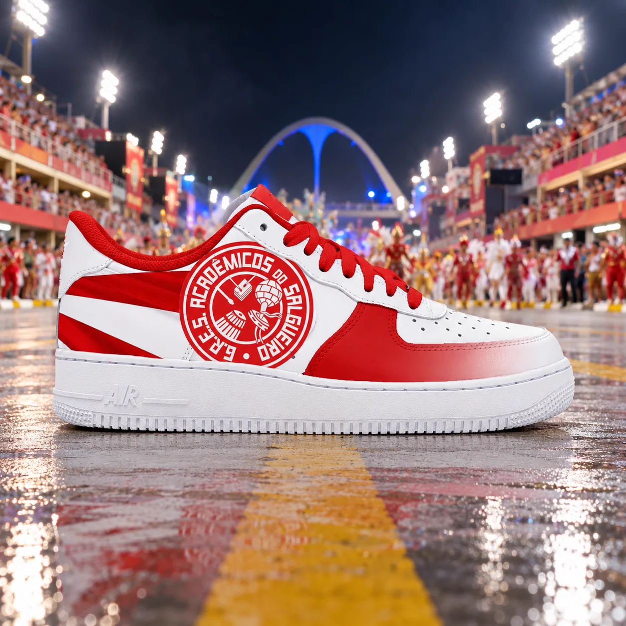 Air Force 1 vermelho e branco com o símbolo do Salgueiro, fotografado na Sapucaí