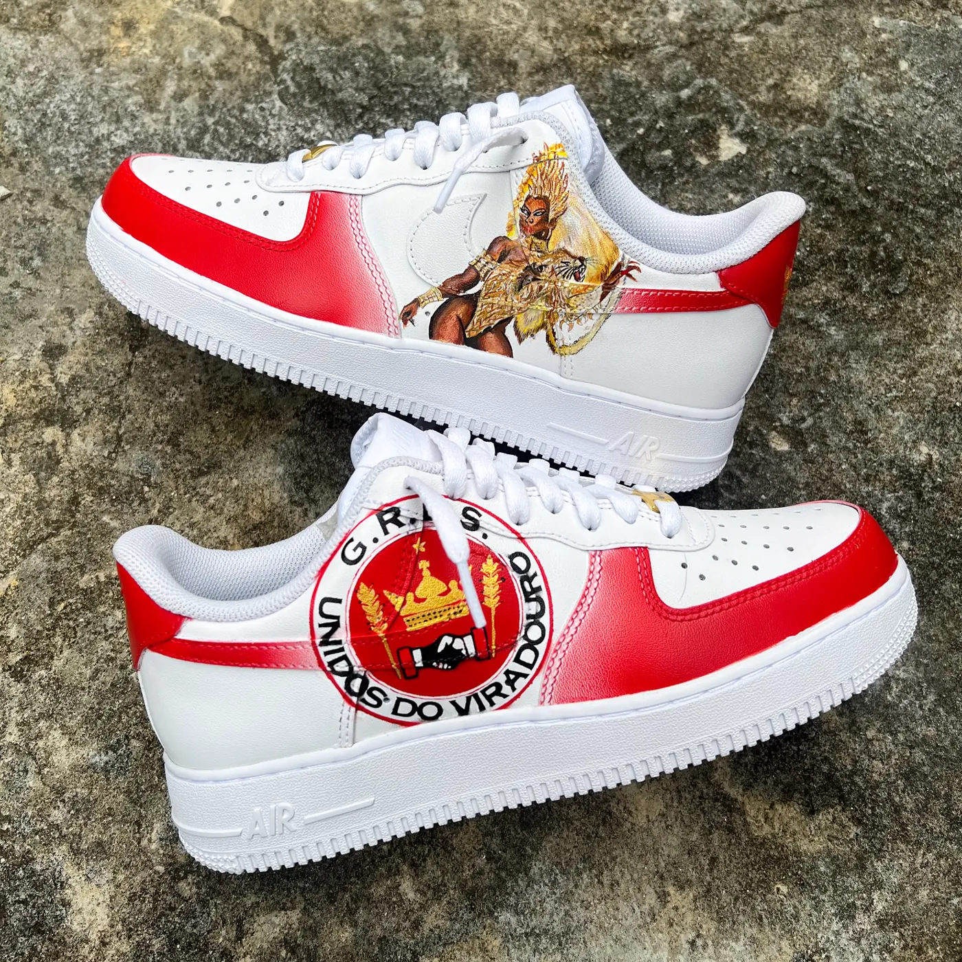 Par de Air Force 1 vermelho e branco com a coroa do Unidos do Viradouro e uma passista em fantasia dourada