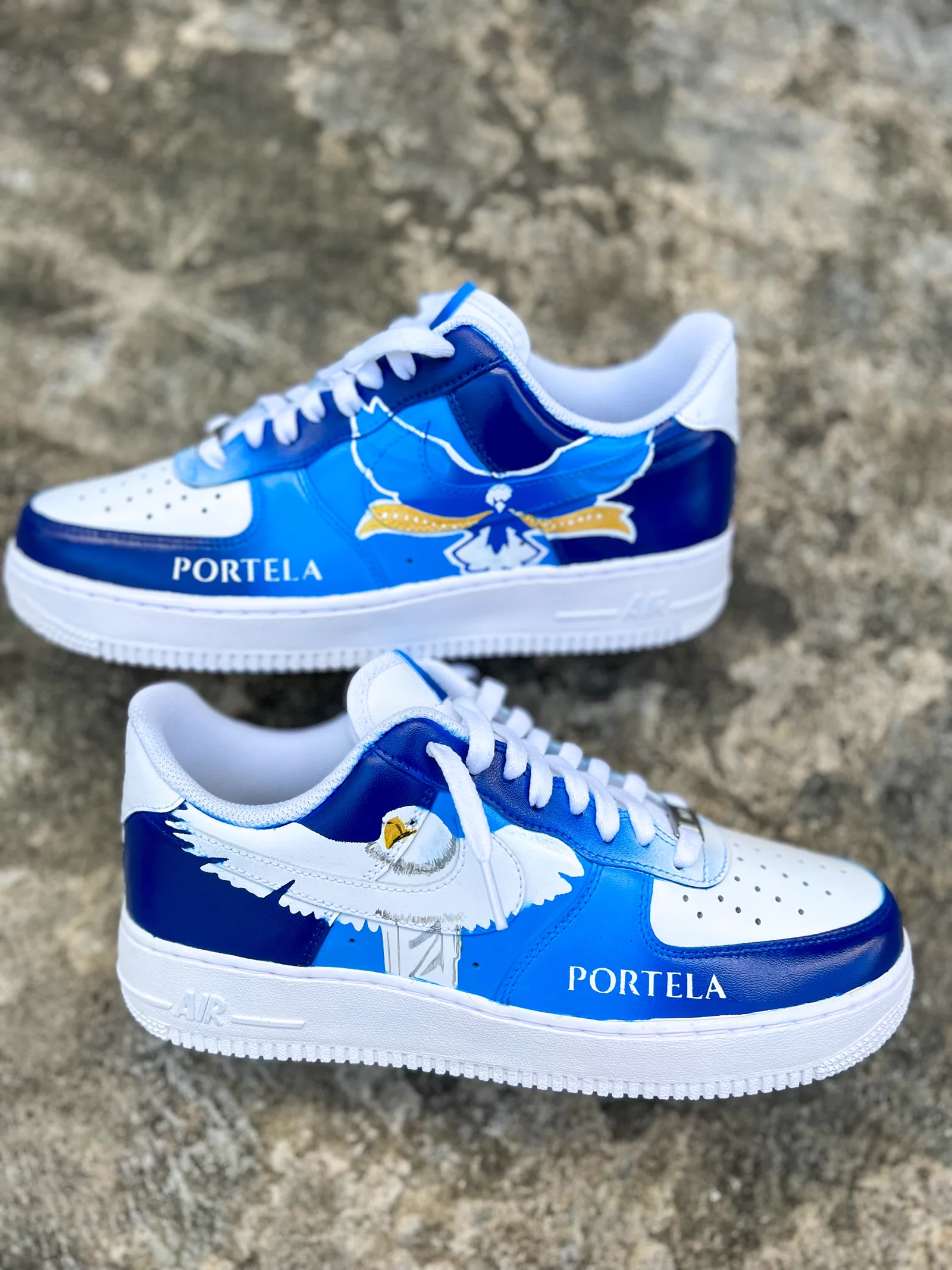 Par de Air Force 1 pintado em azul e branco com a águia e o nome da Portela